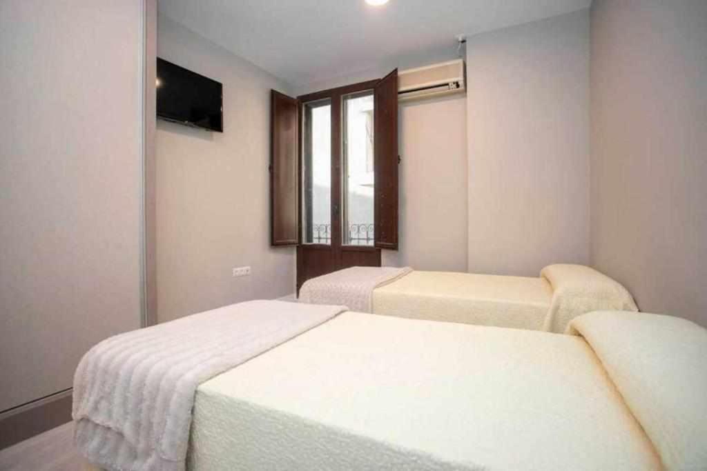 Hostal Viena Plaza Nueva Granada Exterior photo